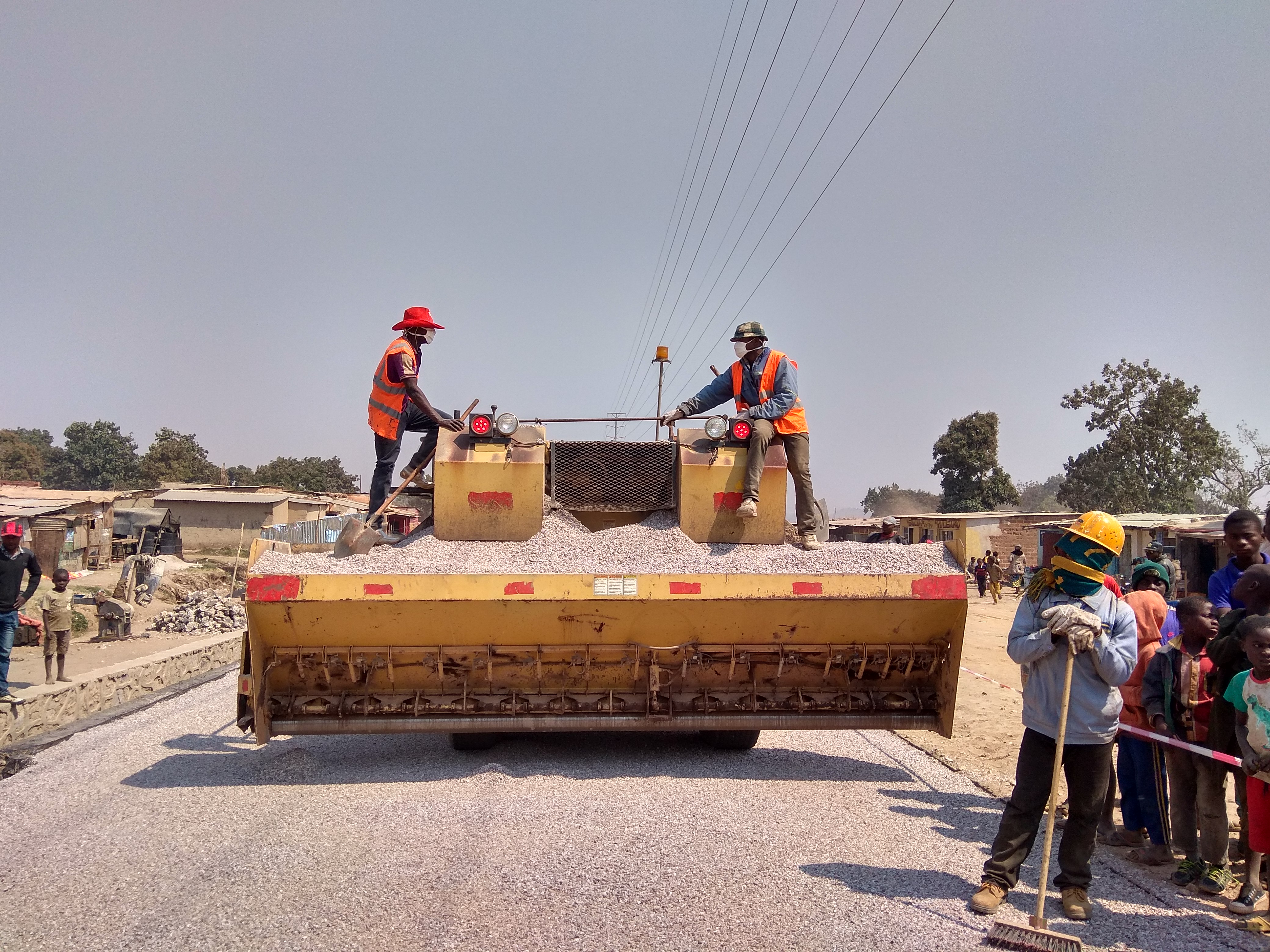 科卢韦齐项目部目前主要工程施工：B、C线路面工程