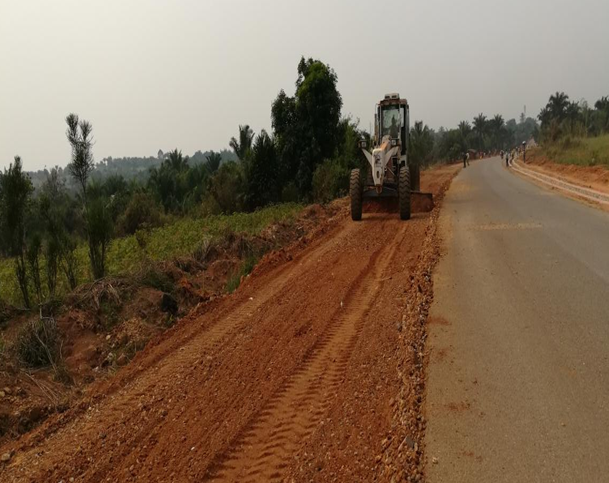 姆布吉马伊项目部进行K10+600-K11+278段右侧加宽，砾石土地基层填筑