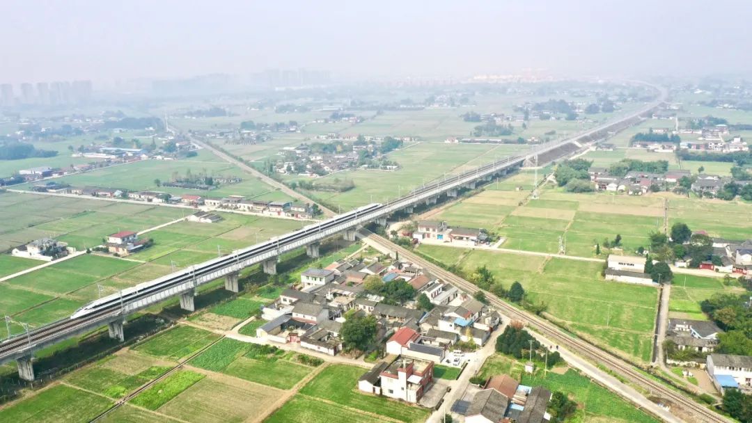 中铁八局参建川青铁路青白江东至镇江关段正式开通运营