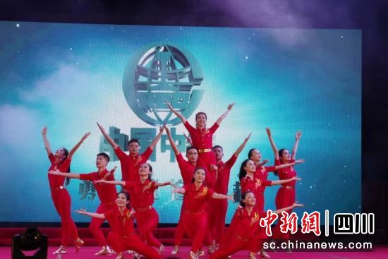 红衣服摆造型的是中铁二院演出的《奋斗》
